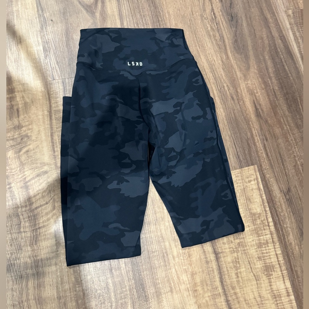 LSKD camo leggings. Elixir. Don’t have pockets. 7/8length. Small. Euc
